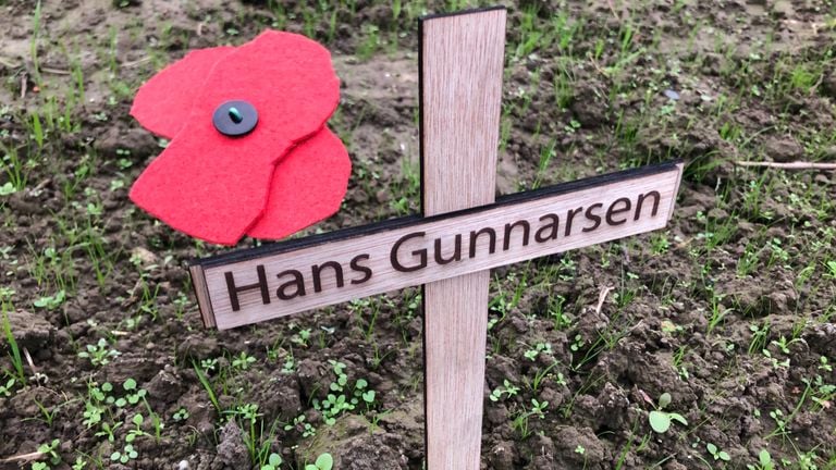 Mémorial en l'honneur de Hans Gunnarsen dans le champ de coquelicots de Welberg, novembre 2024 (photo : Willem-Jan Joachems).