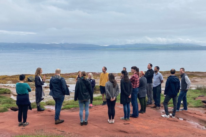 Les participants au Craigberoch Business Decelerator découvrent Bute. Les participants passent une semaine immergés dans des activités low-tech telles que la tenue d'un journal et le peignage de la plage.