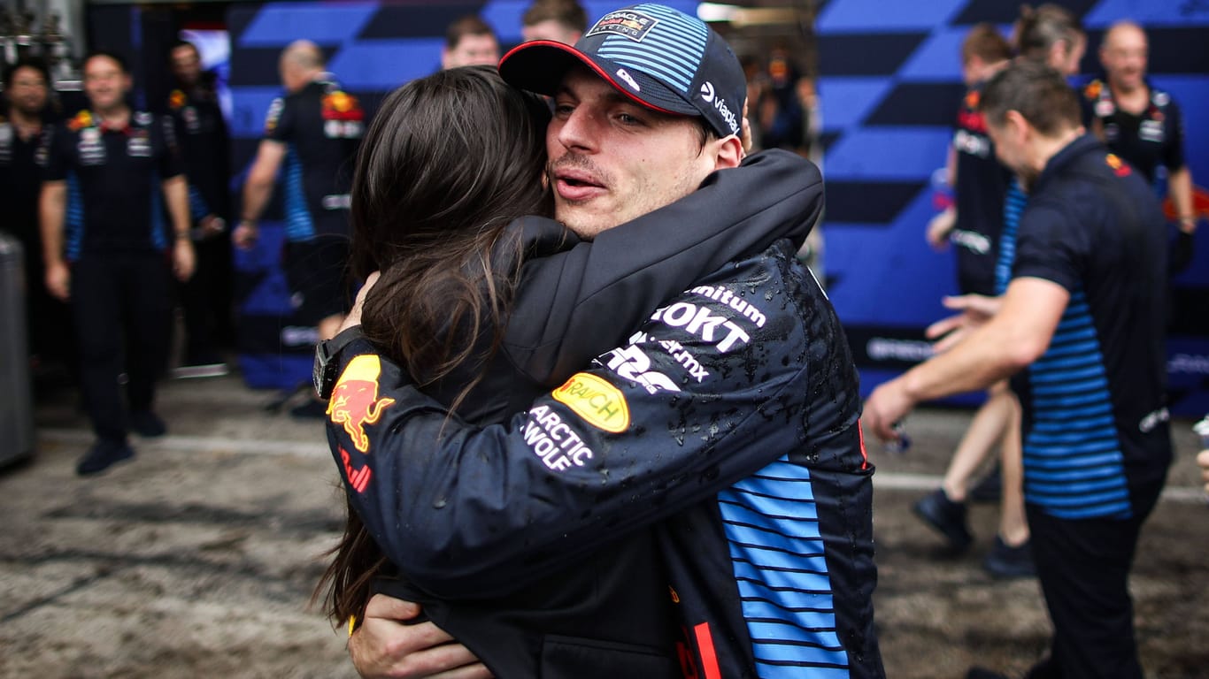 Après la course, Verstappen est félicité par sa partenaire Kelly Piquet.