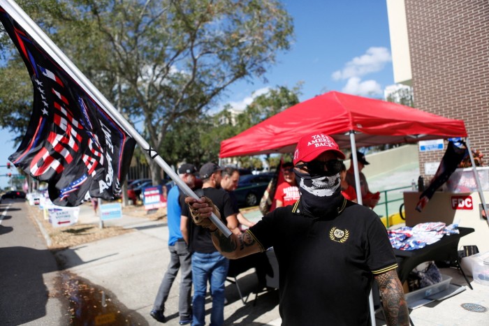 Un membre des Proud Boys devant un bureau de vote à Clearwater, en Floride, dimanche