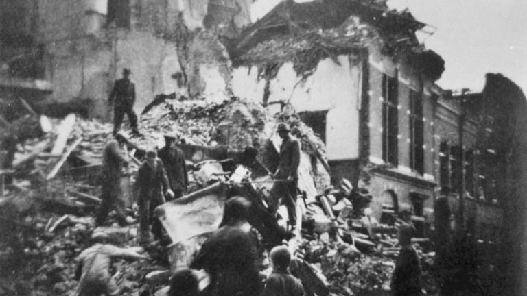 Des tas de décombres à Heusden après la catastrophe de l'hôtel de ville du 5 novembre 1944 (photo : archives Salha). 