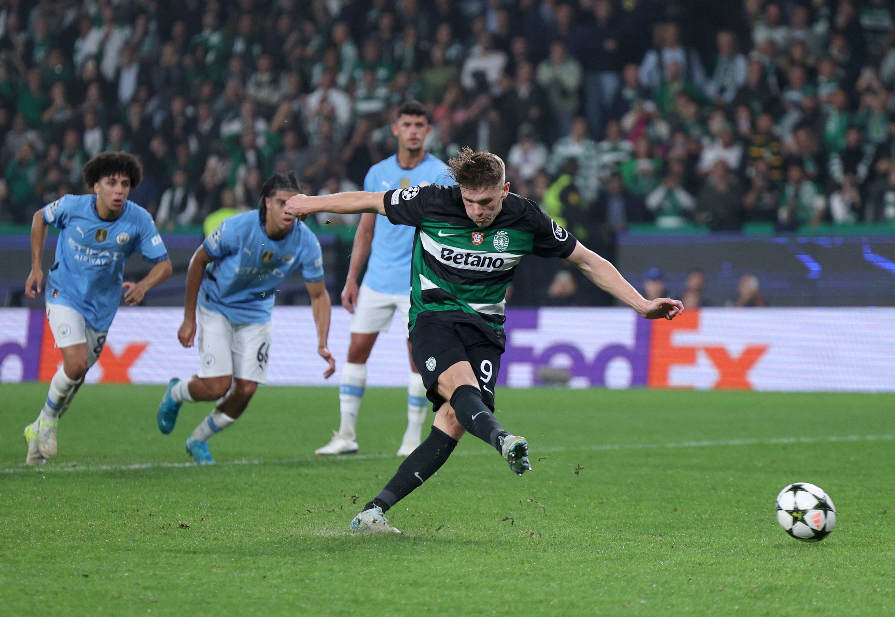 L'attaquant suédois n°09 du Sporting Lisbonne, Viktor Gyokeres, marque le quatrième but de son équipe depuis le point de penalty lors du match de football de la Ligue des champions de l'UEFA, phase de ligue 4, entre le Sporting Lisbonne et Manchester City, au stade José Alvalade de Lisbonne, le 5 novembre 2024. (Photo par FILIPE AMORIM / AFP)