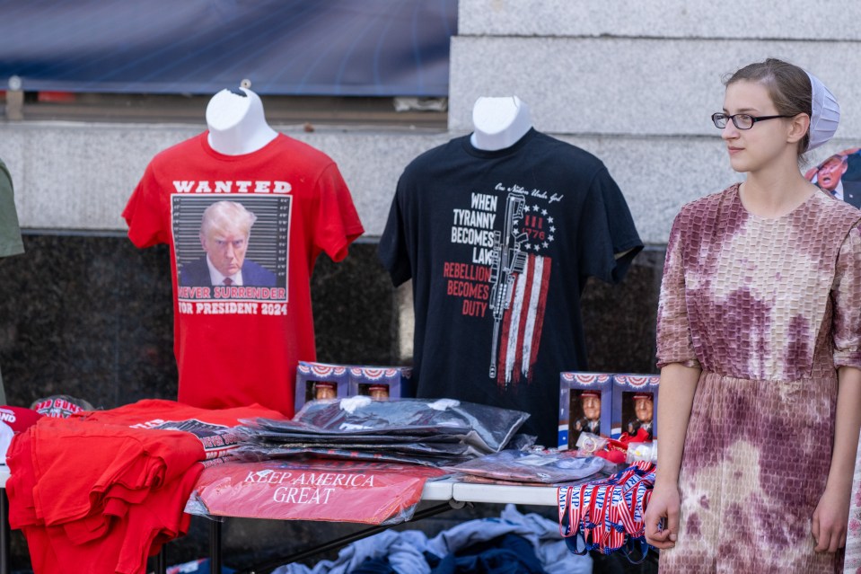 Une fille Amish se tient près d'un stand de vendeur lors d'un rassemblement Trump à Allentown, Pennsylvanie