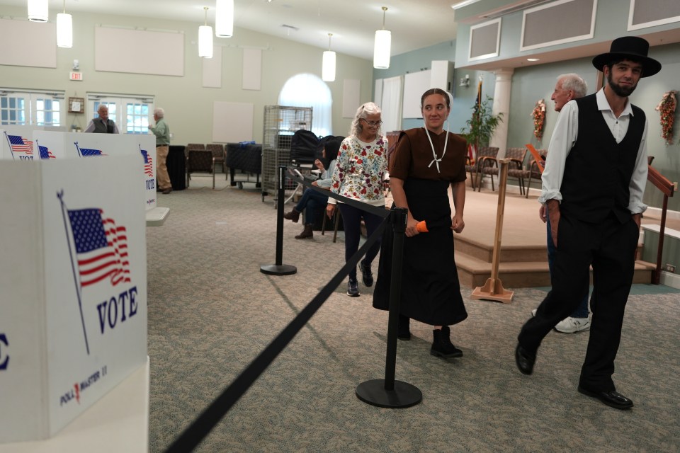 Des membres de la communauté Amish, Lillian Stoltzfus et son mari Samuel Stoltzfus, sortent d'un centre de vote après avoir voté à New Holland, en Pennsylvanie, le mardi 5 novembre 2024. (AP Photo/Luis Andres Henao)