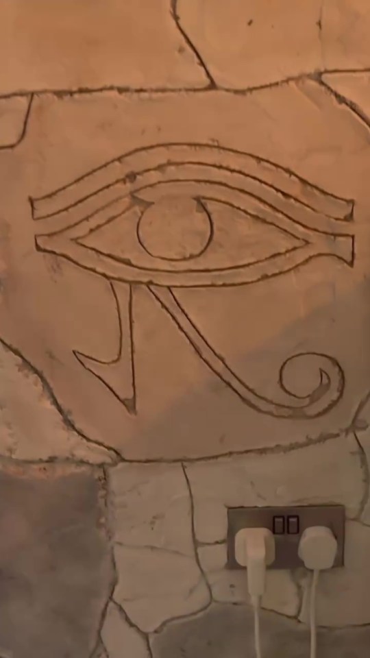 Il y a des hiéroglyphes égyptiens sur les murs