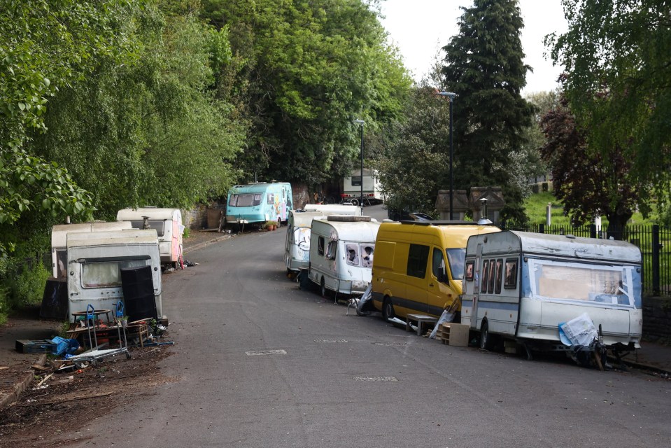 Les véhicules comprennent des mobil-homes plus grands et des caravanes plus petites.