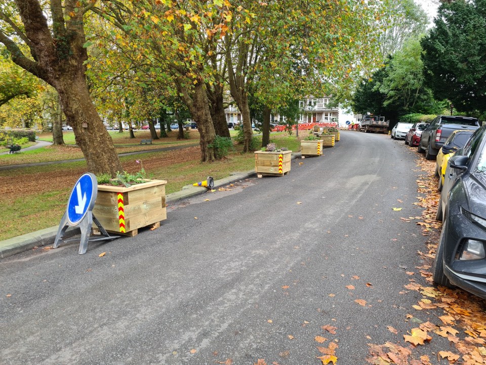 Le conseil local a installé des jardinières en bois pour gêner les caravanes