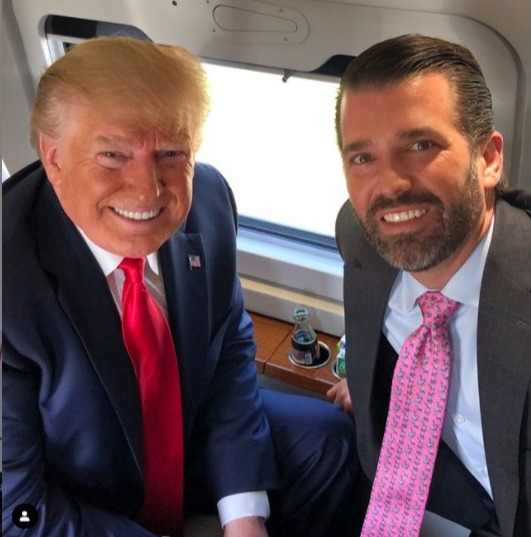 Don Jr et son père dans un jet privé