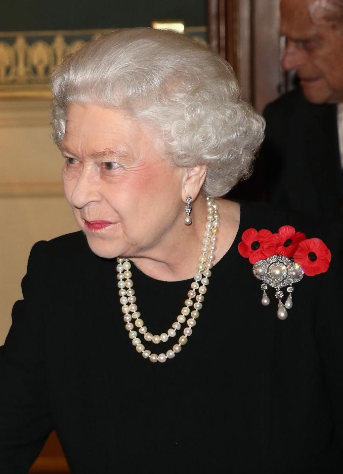 Les boucles d'oreilles étaient un cadeau offert à la reine pour son mariage en 1947.