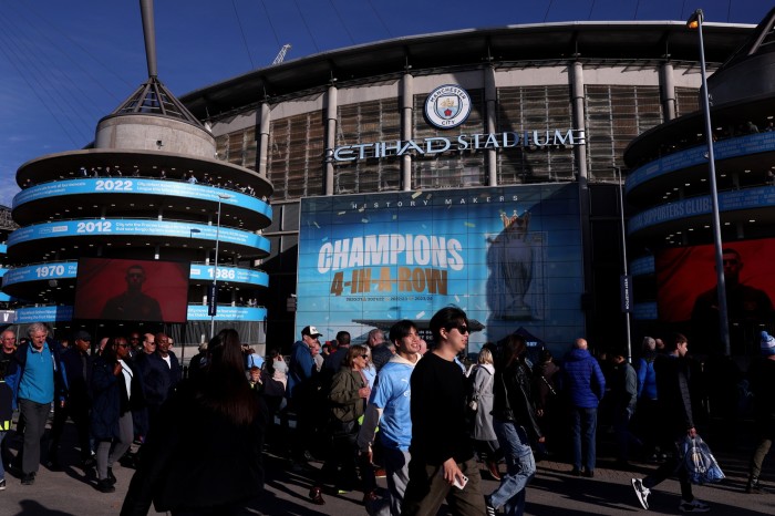 Fans devant le stade Etihad