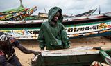 Une rangée de pirogues, bateaux de pêche traditionnels sur la plage de Fass Boye