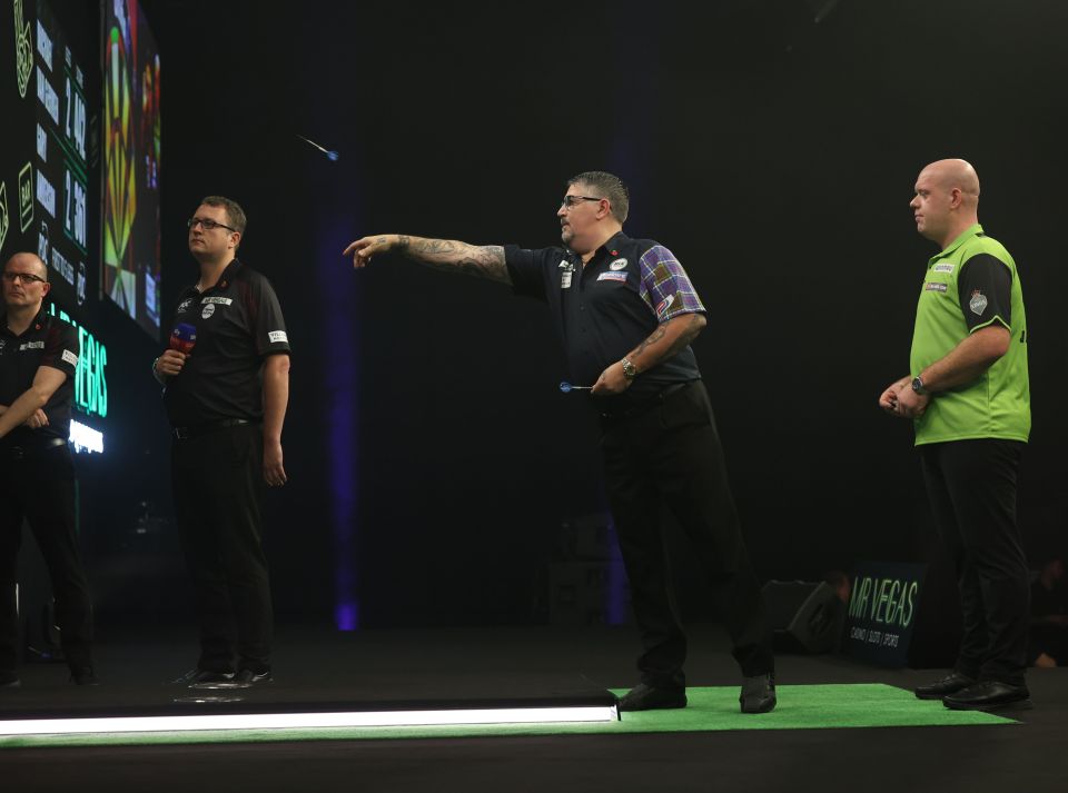 Anderson a battu Michael van Gerwen pour prendre la tête de son groupe du Grand Slam of Darts hier soir