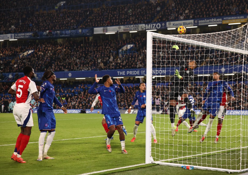 Les défenseurs de Chelsea ont protégé Robert Sanchez dans les corners