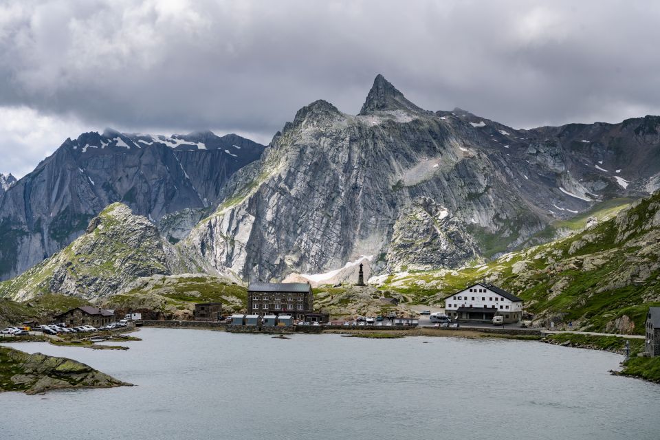 Une photo montre le lac du Grand Saint-Bernard au col du Grand Saint-Bernard entre la Suisse et l'Italie dans les Alpes le 14 juillet 2017. (Photo de Fabrice COFFRINI / AFP) (Photo de FABRICE COFFRINI/AFP via Getty Images)