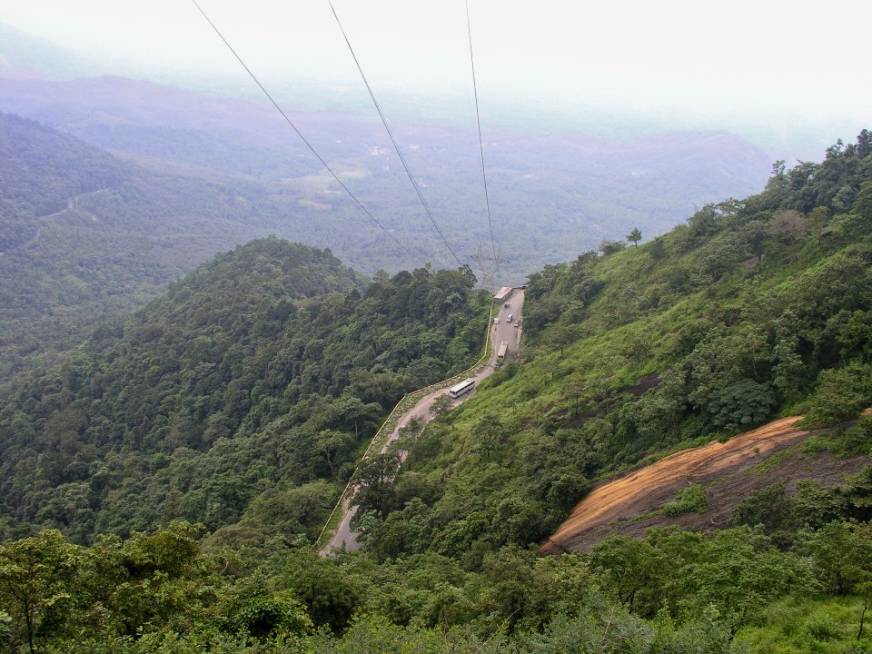 Route sinueuse sur la chaîne de montagnes du ghat occidental dans le district de Wayanad, Kerala, Inde