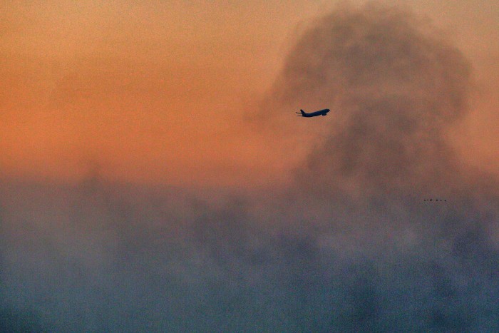 Un avion de la MEA survole la fumée noire suite à une frappe aérienne israélienne à Beyrouth