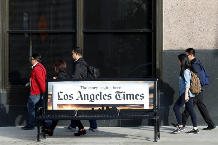 Des gens passent devant les bureaux du journal Los Angeles Times