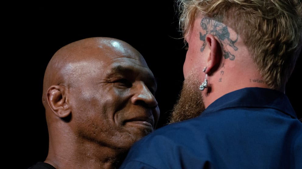 Mike Tyson schaut tief in die Augen von Jake Paul (r.)