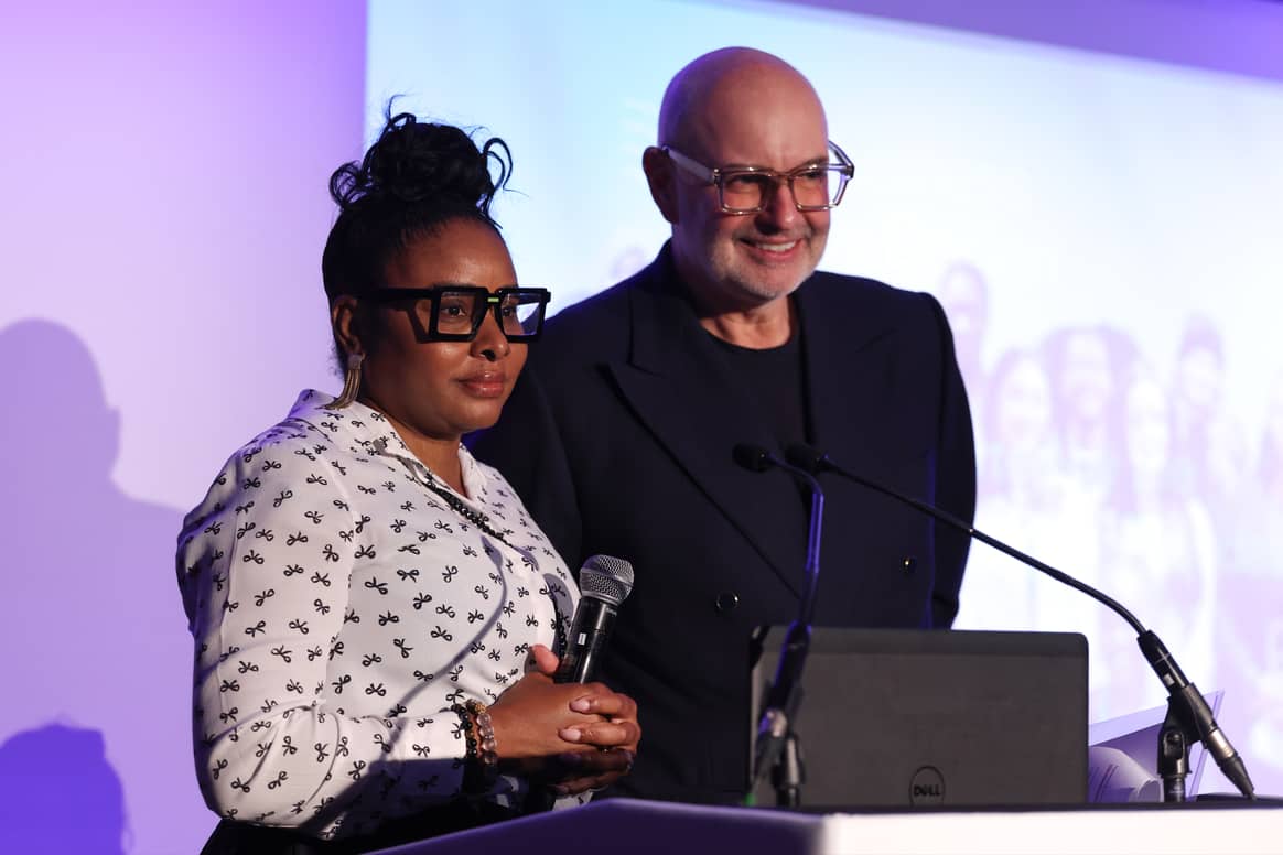 Sophie Johnson, responsable de la Business by Design Academy, et Neil Clifford, PDG de Kurt Geiger, lors de la cérémonie de remise des diplômes de l'académie.