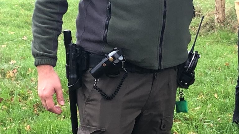 Le bâton, le spray et les bouées du ranger (photo : Willem-Jan Joachems)