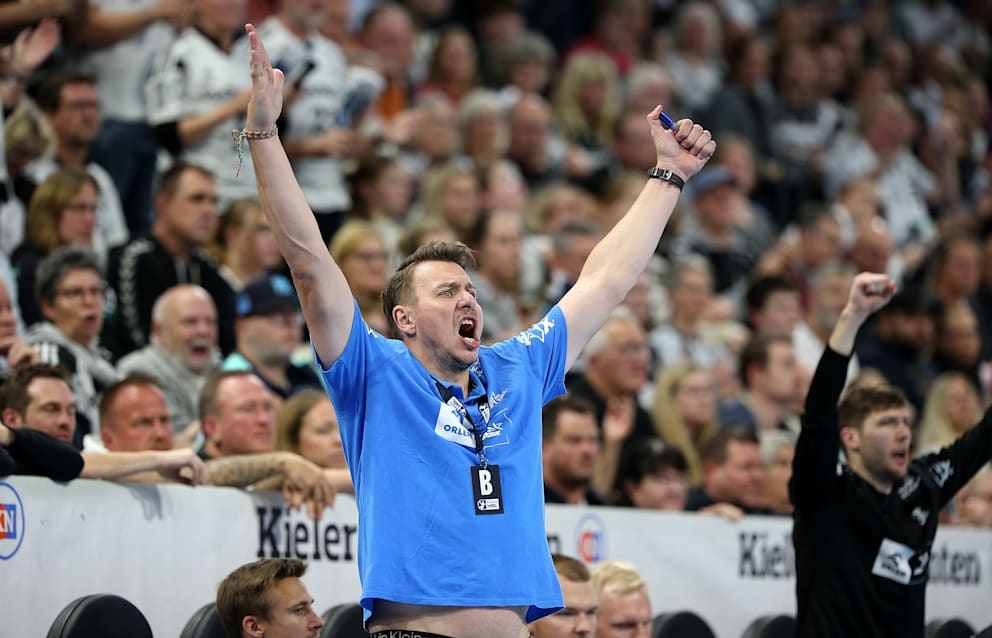 Möchte im 111. Nord-Derby gegen Flensburg wieder so jubeln: Kiels Trainer Filip Jicha (42)