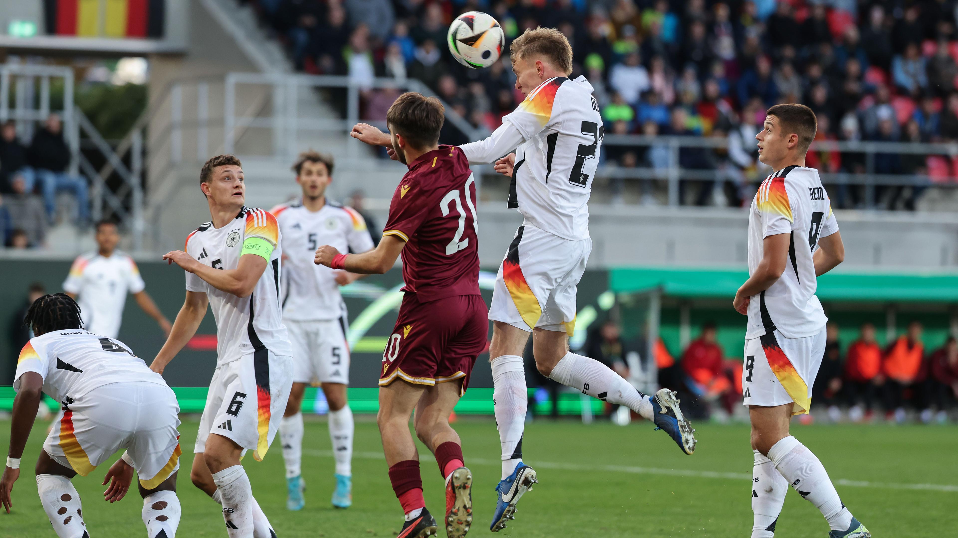 Bavière, Ratisbonne : Football, U21 hommes : qualification Championnat d'Europe, Allemagne - Bulgarie, 1er tour, Groupe D, 12e journée, Jahnstadion. L'Allemand Maximilian Beier (2e à partir de la droite) marque avec une tête pour faire 1-0 contre Kristiyan Stoyanov (M) de Bulgarie. 