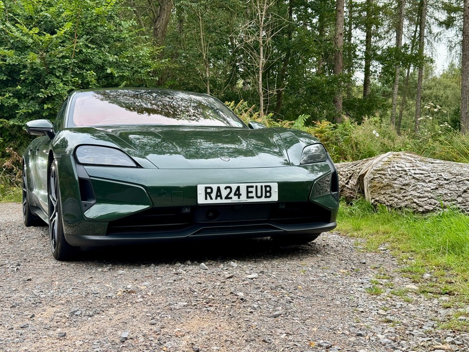 La voiture peut atteindre une vitesse de pointe de 162 mph