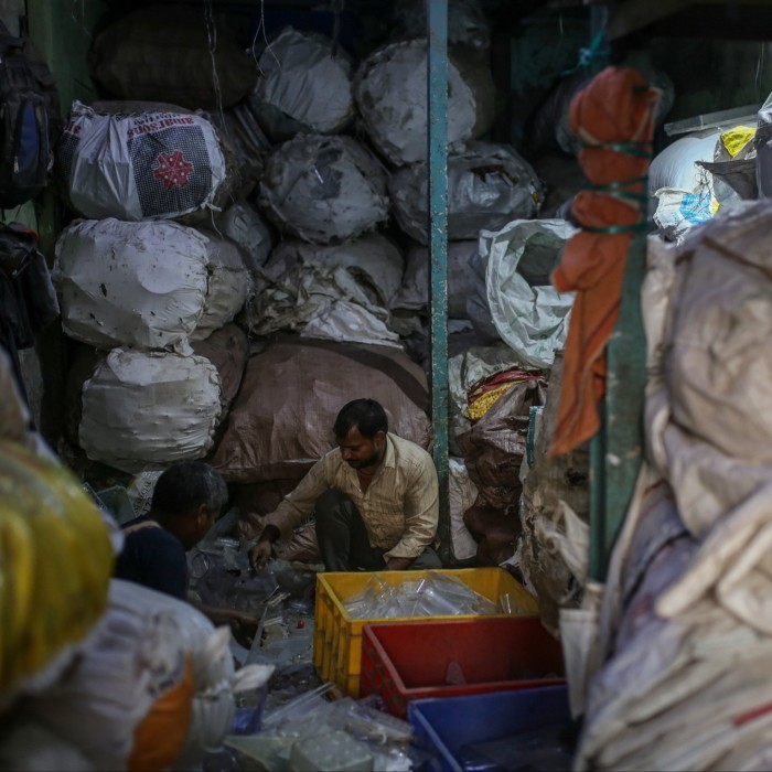 Travailleurs à l'intérieur d'un atelier de recyclage du plastique dans le district de Dharavi à Mumbai, en Inde