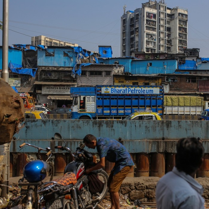 Piétons dans le quartier de Dharavi à Mumbai, Inde