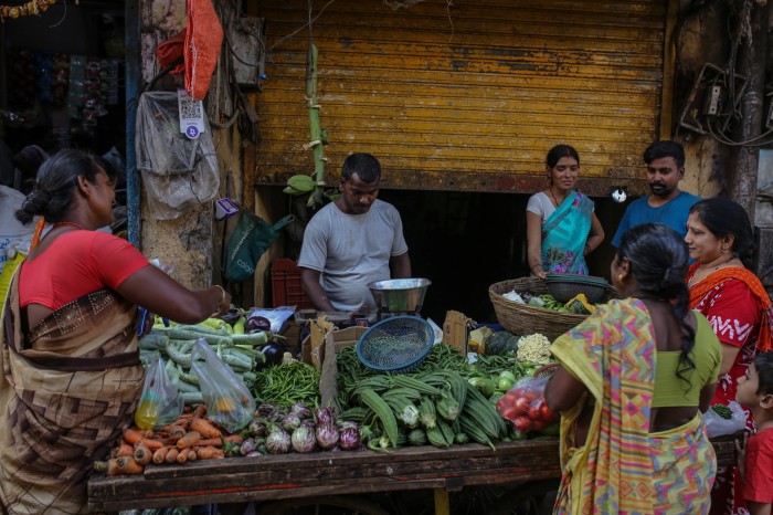 Des gens dans un étal de légumes à Dharavi