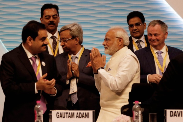 Narendra Modi, à droite, salue Gautam Adani lors d'un événement professionnel en 2019