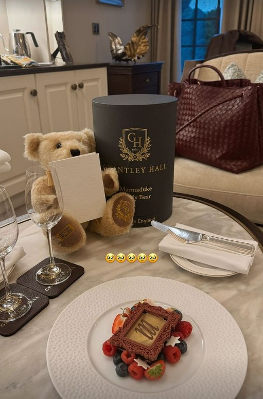 Elle a également eu droit à l'un des célèbres Marmaduke Luxury Bears de l'hôtel.