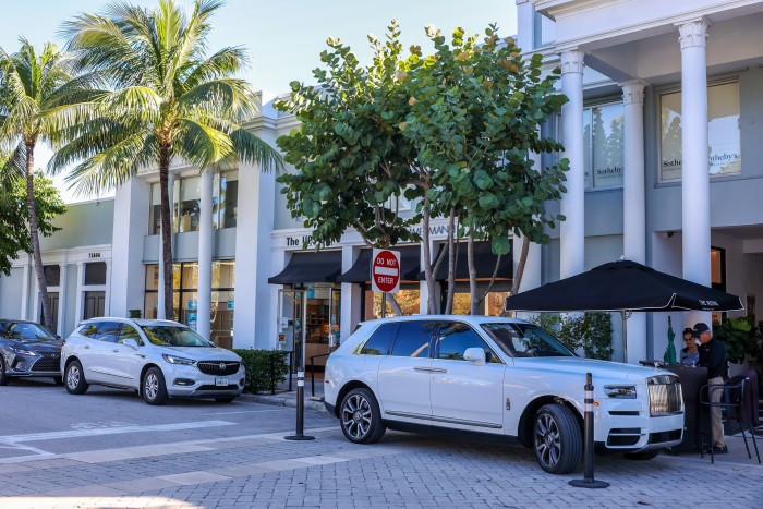 Véhicules de luxe à l'extérieur du Palm Beach Grill à Palm Beach, Floride