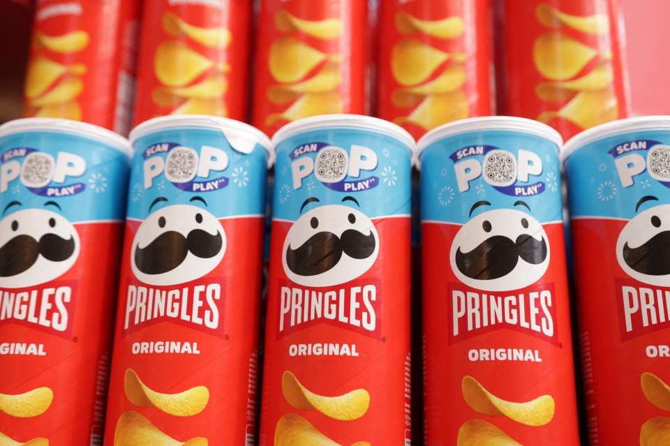 Les dupes d'Aldi sont proposées à moins de 1,50 £ tandis que la plupart des magasins vendent des Pringles à plus de 2,00 £ (stock)