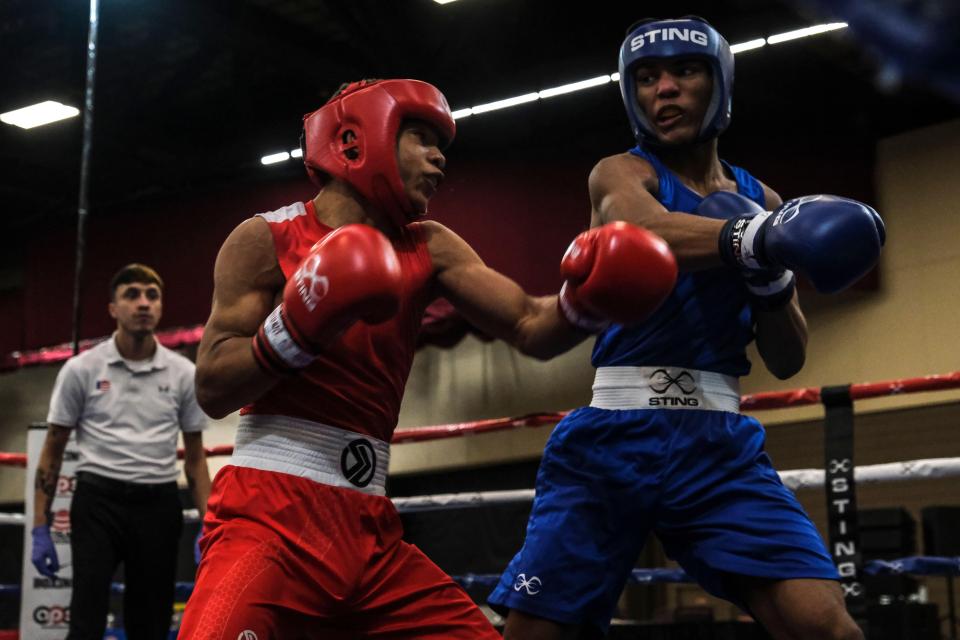 Moton (à gauche) est un protégé de boxe et est représenté par Floyd Mayweather