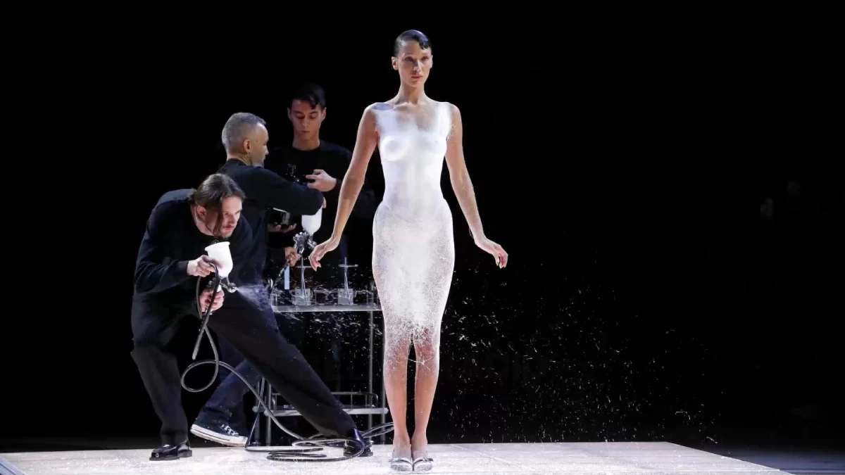 Bella Hadid défile à la Fashion Week de Paris avec la Spray Dress, la robe vaporisée sur la peau