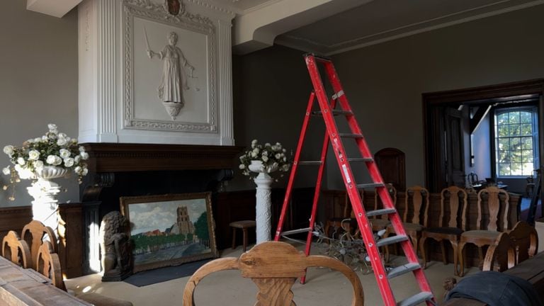 La salle du conseil de l'ancien hôtel de ville de Geertruidenberg est encore en cours de rénovation, mais Dieuwke et Willem y recevront bientôt leurs invités (photo : Niek de Bruijn)