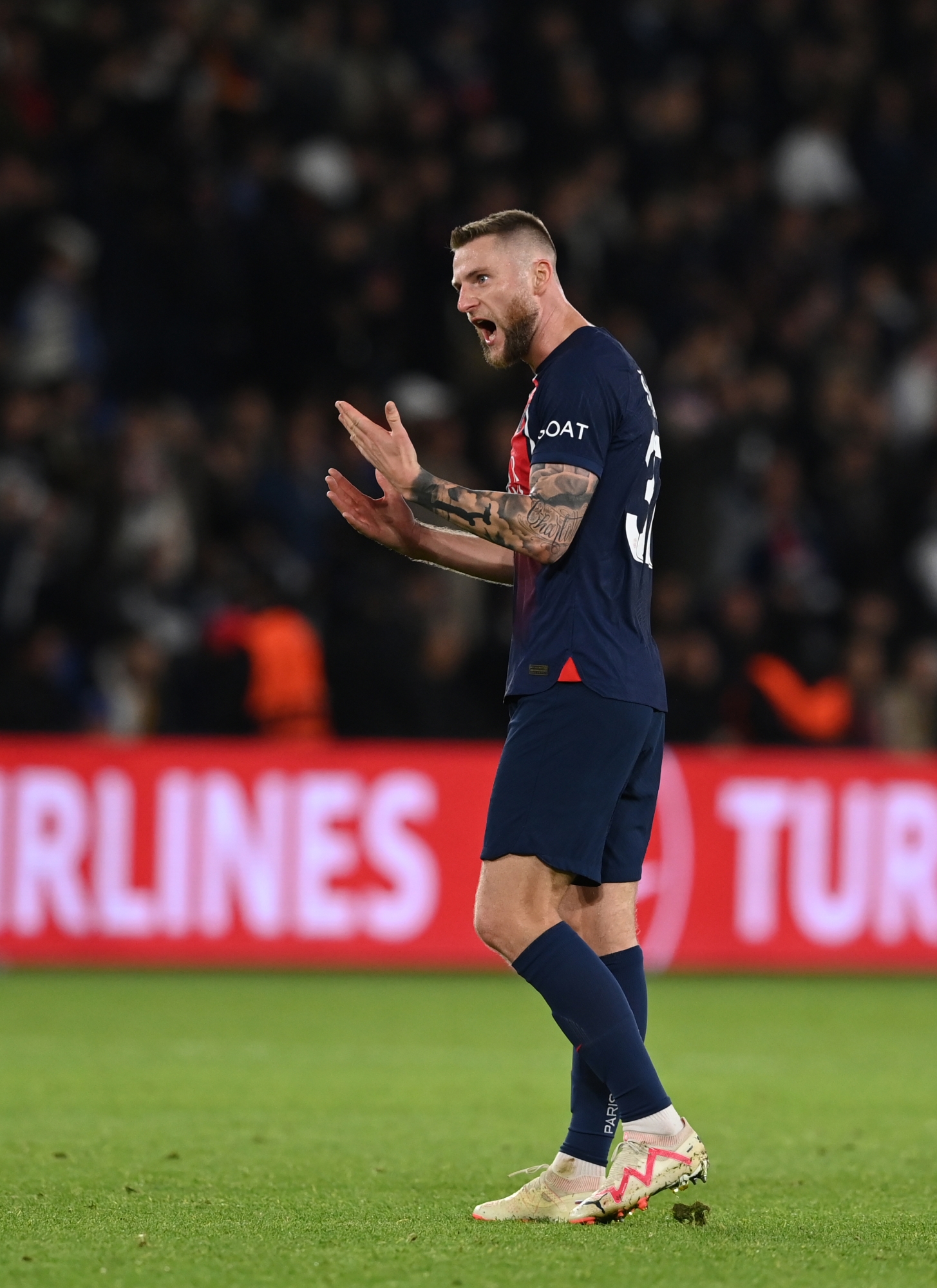 PARIS, FRANCE - 25 OCTOBRE : Milan Škriniar de l'AC Paris Saint-Germain réagit lors du match de l'UEFA Champions League entre le Paris Saint-Germain et l'AC Milan au Parc des Princes le 25 octobre 2023 à Paris, France. (Photo de Claudio Villa/AC Milan via Getty Images)