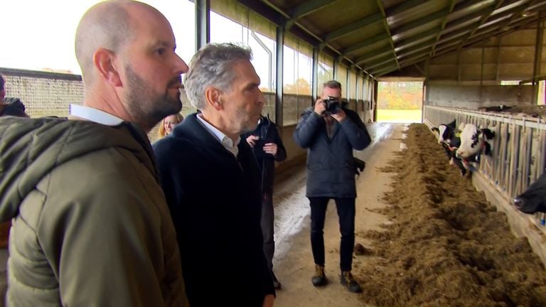 Le Premier ministre Schoof visite une écurie à Bergen op Zoom (photo : Omroep Brabant)