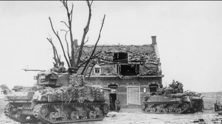 Sherman Firefly polonais devant la poste de Moerdijk, novembre 1944 (photo : archives)