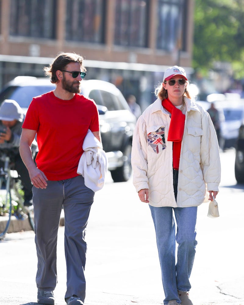 Gigi Hadid et Bradley Cooper assortissent des tenues rouges de repos