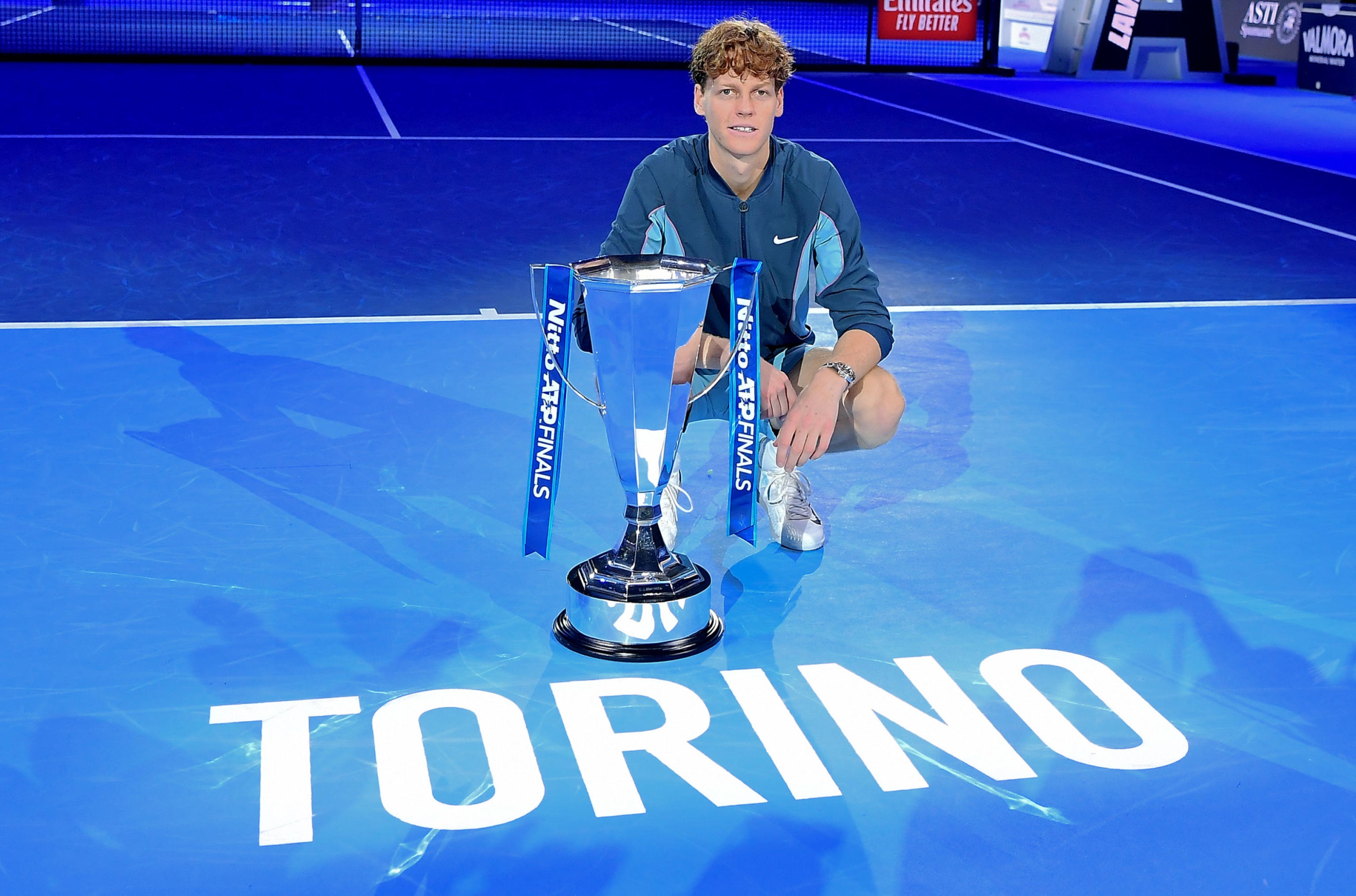 Jannik Sinner, en Italie, avec le trophée après avoir remporté la finale contre Taylor Fritz, aux États-Unis, lors du tournoi de tennis ATP Finals à Turin, en Italie, le 17 novembre 2024. ANSA/ALESSANDRO DI MARCO