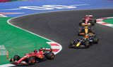 Max Verstappen (deuxième voiture) est suivi de près par Lando Norris lors de la course à Mexico.