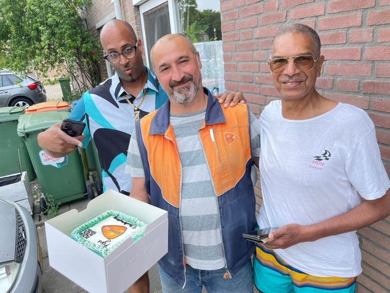 Le jour de la fête des pères, Metin a reçu un gâteau des résidents locaux (photo : Metin Savkin).