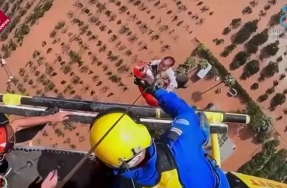 Des images choquantes ont montré le moment où un bébé a été sauvé des crues soudaines catastrophiques