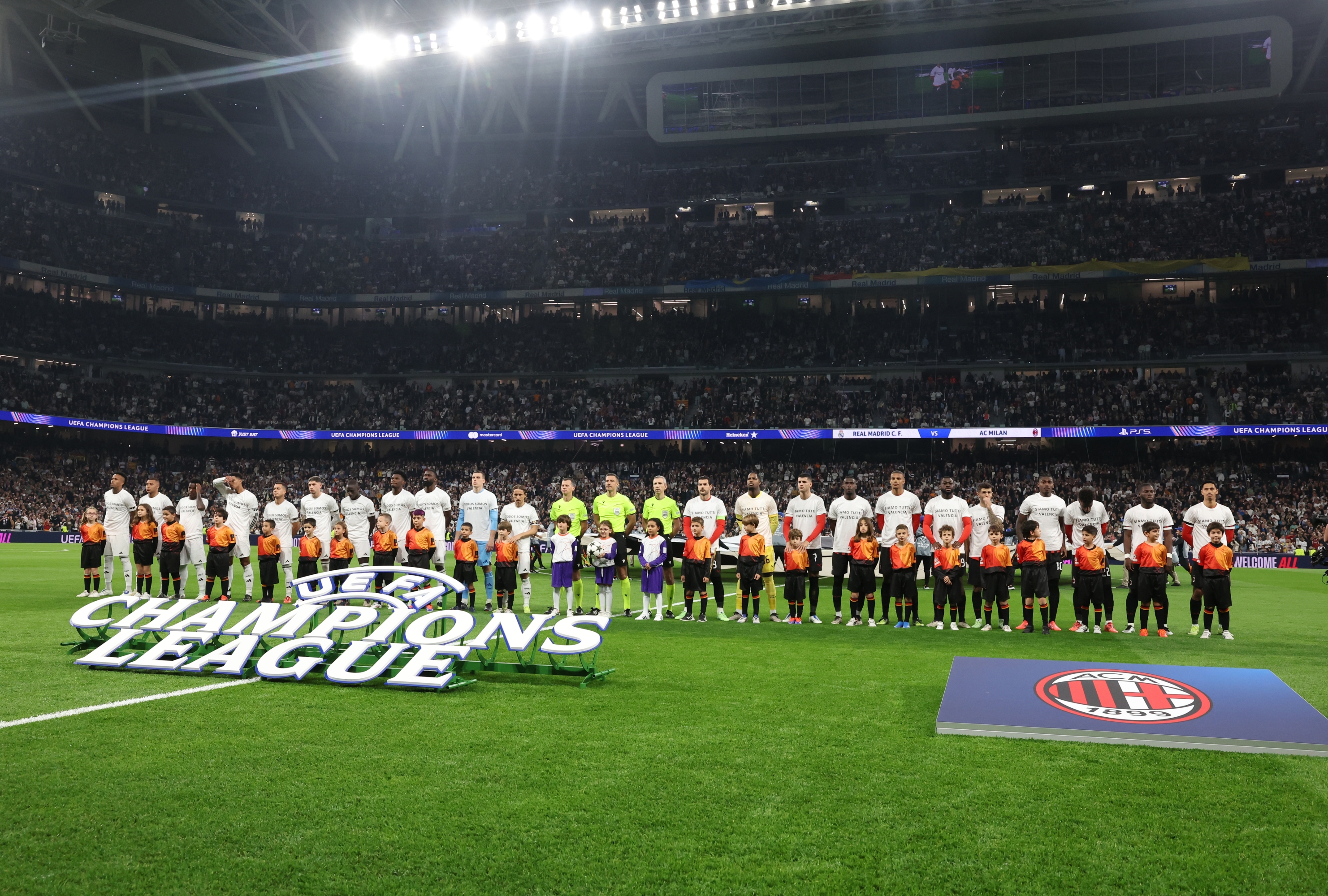 MADRID, ESPAGNE - 05 NOVEMBRE : les joueurs de l'AC Milan et les joueurs du Real Madrid CF observent pendant une minute de silence en l'honneur des victimes des inondations de Valence avant le match MD4 de la phase de ligue 2024/25 de l'UEFA Champions League entre le Real Madrid CF et L'AC Milan au stade Santiago Bernabeu le 5 novembre 2024 à Madrid, Espagne. (Photo de Claudio Villa/AC Milan via Getty Images)