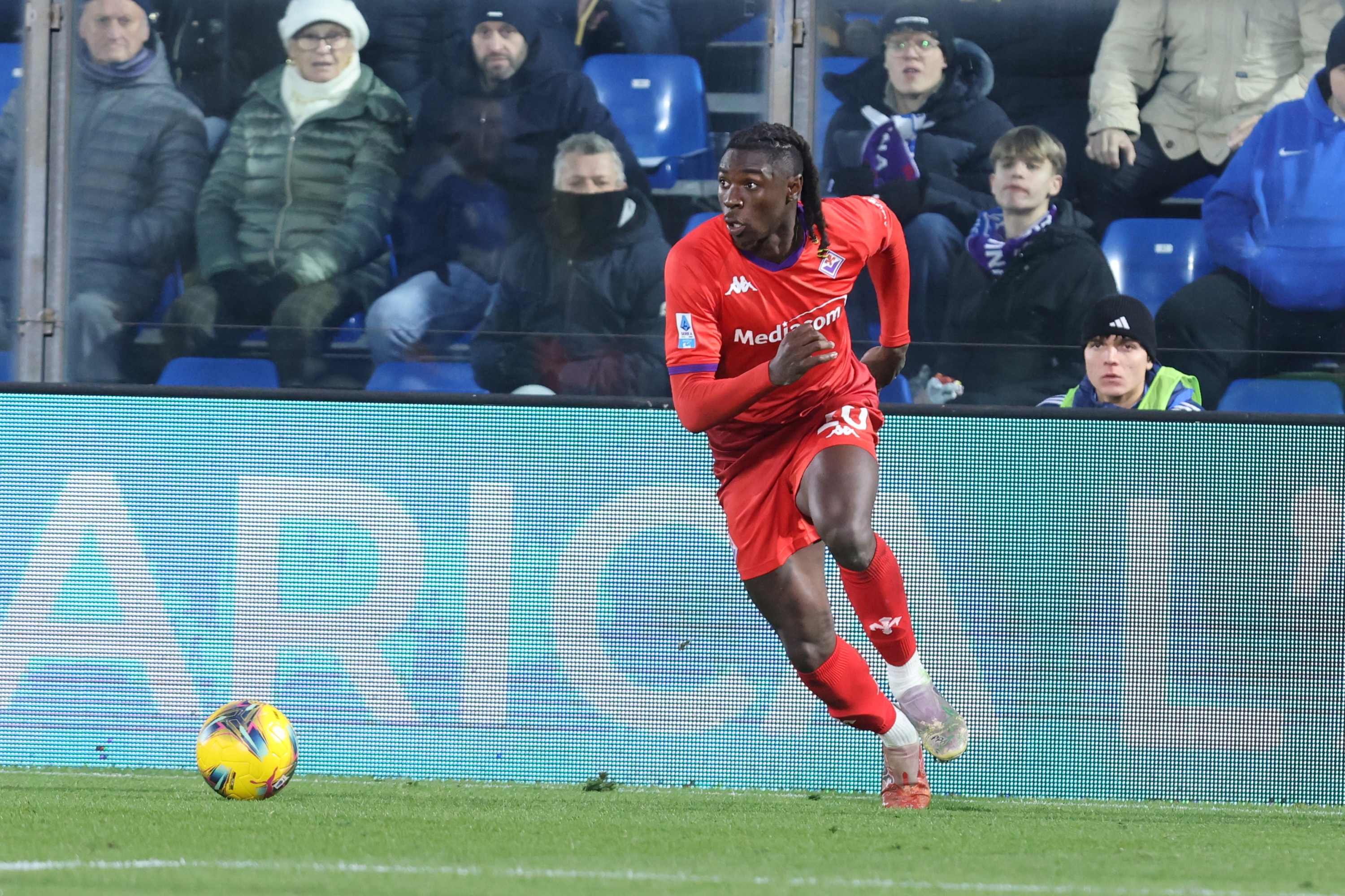 Moise Kean de l'ACF Fiorentina de Côme en action lors du match de football Serie A Enilive 2024/2025 entre Côme et Fiorentina au stade Giuseppe Sinigaglia de Côme, Italie du nord - dimanche 24 novembre 2024. Sport - Football. (Photo d'Antonio Saia/LaPresse)