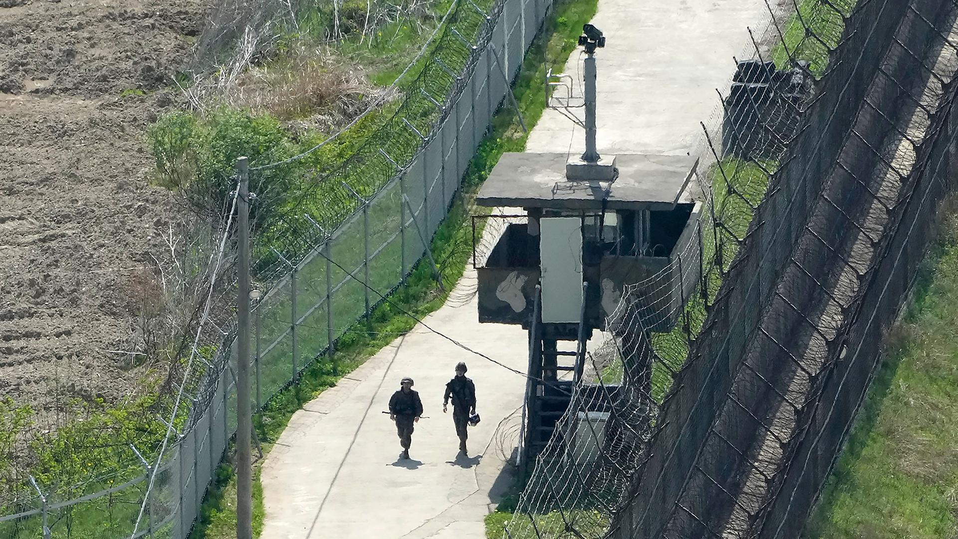 Des soldats de l'armée sud-coréenne patrouillent le long de la clôture de barbelés à Paju, en Corée du Sud, près de la frontière avec la Corée du Nord, le 23 avril 2024.