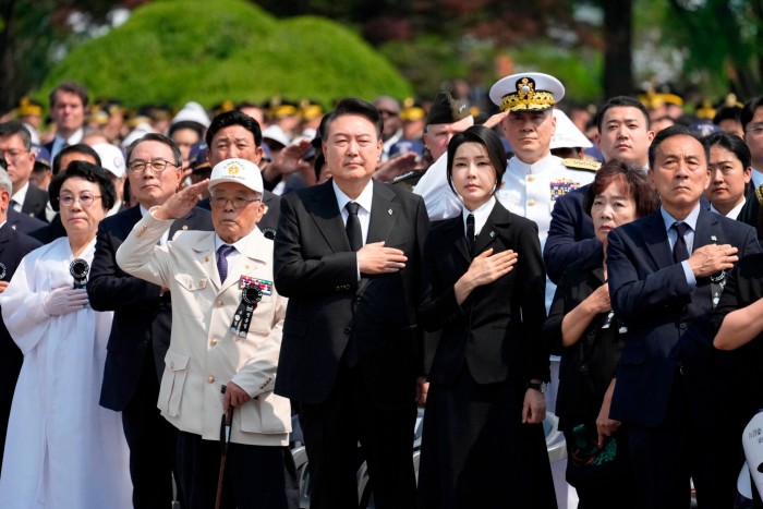 Le président sud-coréen Yoon Suk Yeol et son épouse Kim Keon Hee saluent lors d'une cérémonie marquant le 69e Jour du Souvenir au cimetière national de Séoul à Séoul.