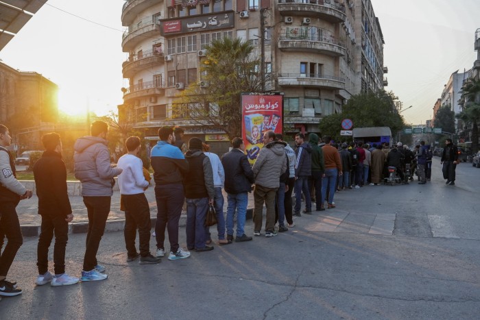 Les habitants d'Alep font la queue pour récupérer du pain